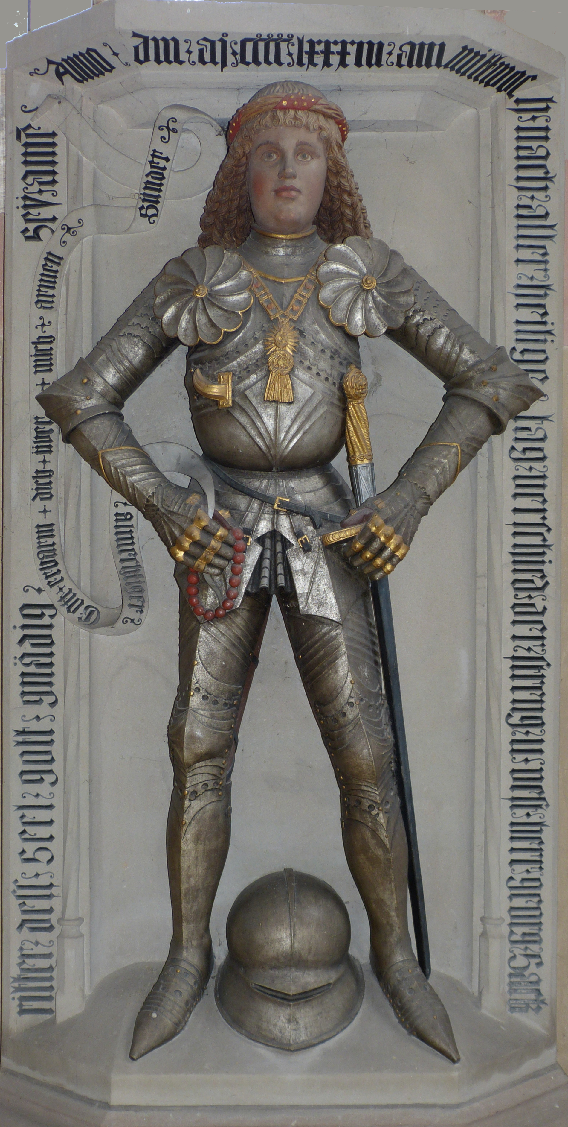 Grabdenkmal eines Ritters in voller Rüstung mit Ordenskette, Helm zu Füßen, im Münster Heilsbronn